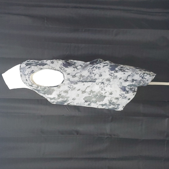 Sheer floral hi Low sleeveless blouse - Picture 3 of 4